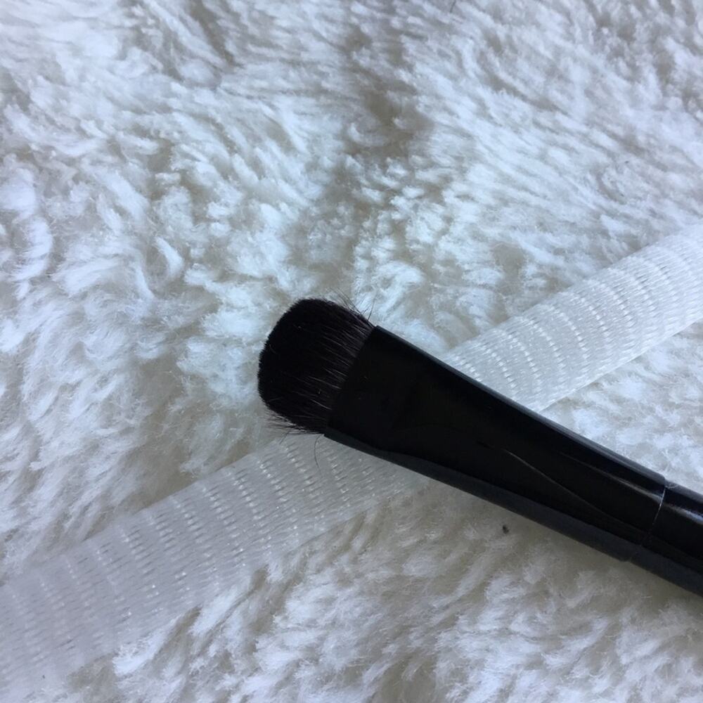 Le Métier de Beauté Large Shadow 05 Brush - Picture 4 of 14
